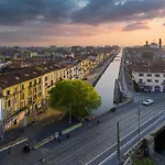 Elegant Apt Near Metro Porta Romana,3 Fermate Subway-Stop A Duomo, Wifi-Netflix Free